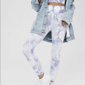 Offline by Aerie leggings
Size Large
Tie dye/marble - light blue & white